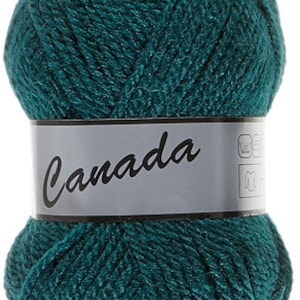 Può includere: Un gomitolo di lana blu-verde con un'etichetta bianca su cui è scritto "Canada".