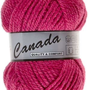 Puede incluir: Un ovillo de lana rosa con una etiqueta que dice "Canada Quality & Comfort".