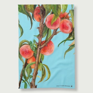 Può includere: Un dipinto ad acquerello di un ramo di pesco con pesche mature su uno sfondo azzurro chiaro. Le pesche sono di un rosso e un arancio vibrante, e le foglie sono di un verde intenso. Il dipinto è firmato "Lily Cain Studio" in basso a destra.