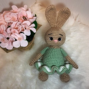 Lapin amigurumi. Peluche lapin faite main. Lapin au crochet