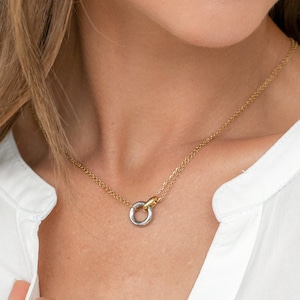 Collier délicat cercles entrelacés, collier en or à double liaison, pendentif éternité bijoux minimalistes, cadeau de demoiselle d'honneur pour elle