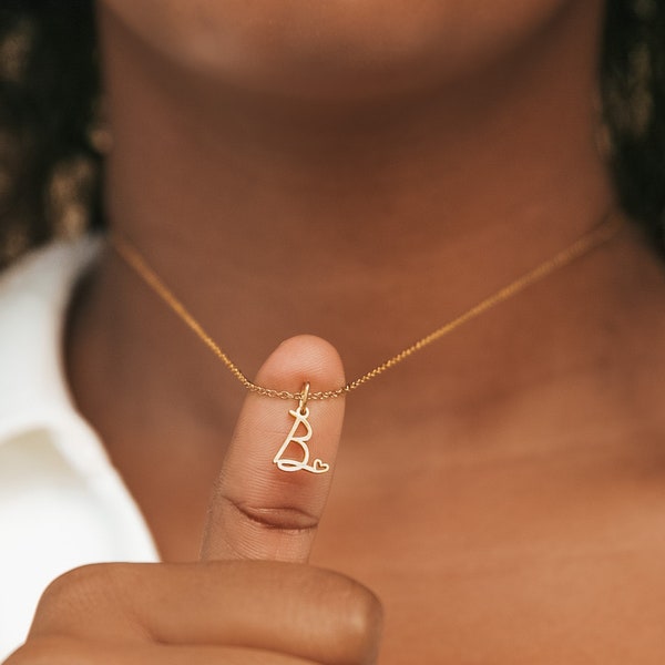 Niedliche Initialen-Halskette mit Herz, individuelle Monogramm-Buchstaben-Halskette in Gold, handgefertigtes minimalistisches Schmuckgeschenk für Sie