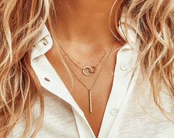 Gekoppelde gelaagde kettingen set van 2 kettingen, in elkaar grijpende ketting, verticale staafketting, kleine gouden kettingset, minimalistisch cadeau voor haar