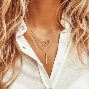 Ensemble de 2 colliers superposés liés, collier entrelacé, collier barre verticale, petit ensemble de colliers en or, cadeau minimaliste pour elle image 1