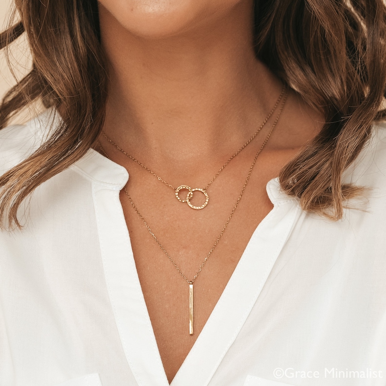 Ensemble de 2 colliers superposés liés, collier entrelacé, collier barre verticale, petit ensemble de colliers en or, cadeau minimaliste pour elle image 3