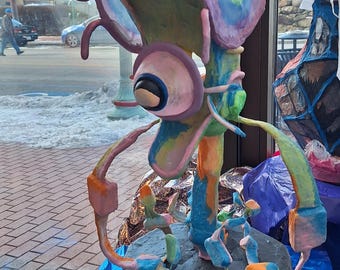 Escultura de caracol interdimensional con corona arcoíris extraíble