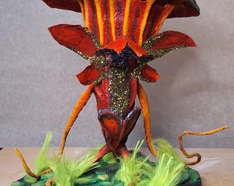 Escultura de hongo carnívoro brillante