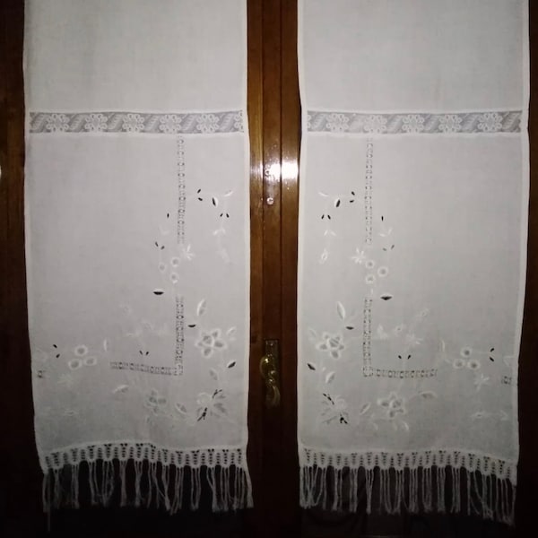 Tende ricamate a mano anni fine 1800 con pizzo all'uncinetto, con sfilatura ad ago, punti diversi.Hand embroidered curtains.