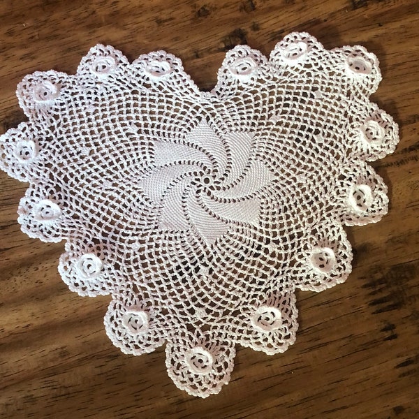 Centrino ricamato ad ago a mano a forma di cuore. Pezzo unico. Doily embroidered by hand in the shape of a heart. one a kind