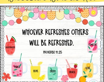 Puede incluir: Un kit de tablero de anuncios con temática de verano. El kit incluye una pancarta con limones, una cita sobre refrescar a los demás y tarros de cristal con diferentes palabras como "paz", "esperanza", "verdad", "gracia" y "amor".