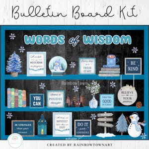 Op de afbeelding: Een prikbordset met een donkerhouten plankontwerp en blauwe accenten. De set bevat diverse winterse elementen zoals een sneeuwpop, een sneeuwbol, een blauwe kerstboom en bordjes met motiverende teksten zoals BE KIND en DO IT WITH CONFIDENCE.