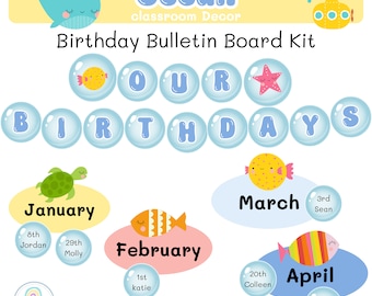 Può includere: Kit per bacheca di compleanno a tema oceano con pesci colorati, una tartaruga e un sottomarino. Il kit include lettere per scrivere "I NOSTRI COMPLEANNI" e spazi per ogni mese dell'anno con i nomi degli studenti e i loro compleanni.