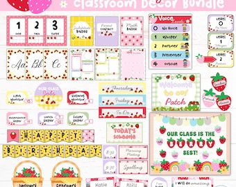 Könnte beinhalten: Ein Strawberry Patch Klassenzimmer-Dekorationsset mit verschiedenen pädagogischen Schildern, Etiketten und Diagrammen. Das Set enthält Zahlenkarten, Alphabetkarten, Lautstärketabellen, Aufgabenkarten, Geburtstagsbanner und Namensschilder mit Erdbeermotiven.