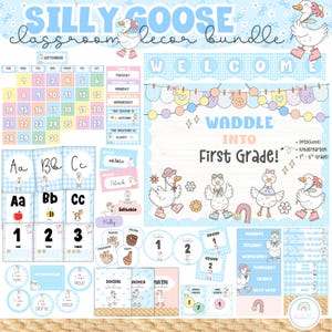 Könnte beinhalten: Ein Klassenzimmer-Dekorationsset in hellblauen und pastellfarbenen Tönen mit Gänse-Illustrationen. Enthält einen Kalender, Alphabetkarten, Zahlenplakate, Namensschilder und ein Willkommensschild mit dem Text Waddle into First Grade.
