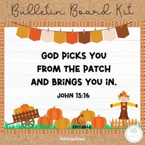 Könnte beinhalten: Ein Bulletin Board Kit mit Herbstthema. Das Kit enthält ein Banner mit orangen, braunen und cremefarbenen Flaggen, einen Vogelscheuche, Kürbisse und einen Wagen. Der Text auf dem Brett lautet "Gott wählt dich aus dem Feld und bringt dich hinein. Johannes 15:16".