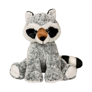 Puede incluir: Un juguete de peluche de mapache gris con ojos negros, nariz marr&oacute;n y cola rayada en blanco y negro. El mapache est&aacute; sentado con las patas delante de &eacute;l.