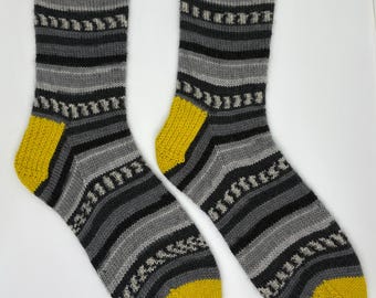 Hand knitted socks / size 8-9