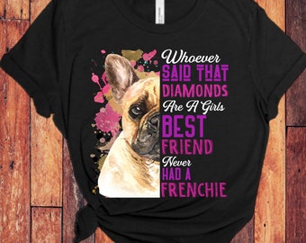 Op de afbeelding: Zwart T-shirt met een aquarel-illustratie van een Franse bulldog. De tekst "Whoever said that diamonds are a girls best friend never had a Frenchie" is in roze op het shirt gedrukt.