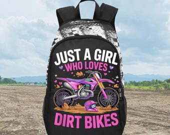 Una chica que adora las mochilas de motocross