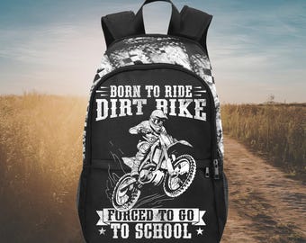 Nacidos para montar en motos de cross, obligados a ir a la escuela con mochilas.