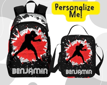 Könnte beinhalten: Schwarzes Rucksack- und Lunchpaket-Set mit einer Boxer-Silhouette vor einem roten und weißen Spritzdesign. Der Name "BENJAMIN" ist weiß gedruckt. Der Text "Personalize Me!" befindet sich in einem gelben Banner.