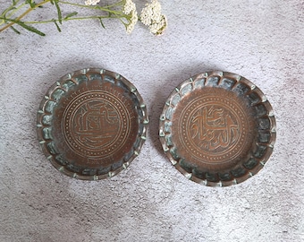 Coppia di piccoli piatti antichi mediorientali islamici in rame martellato a mano, 15 cm