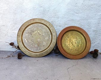 Bandeja de servir vintage do Oriente Médio em latão gravado à mão