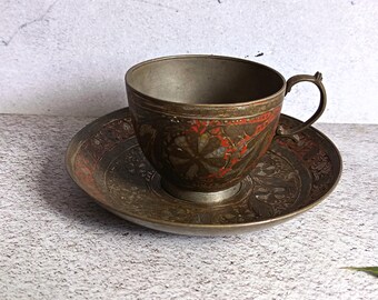 Set vintage indiano di tazza e piattino in ottone inciso e decorato.