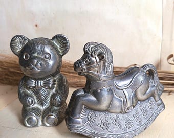 Cofrinho vintage em estilo estanho com banho de prata | Cofrinhos em formato de porquinho | Cofrinhos para quarto de bebê | Ursinho de pelúcia | Cavalinho de balanço