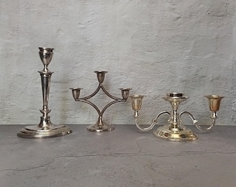 Seleção de castiçais vintage variados banhados a prata.
