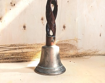 Sino de mão antigo/vintage em latão com cabo de madeira vazado torcido, 22 cm, sino escolar/de igreja.