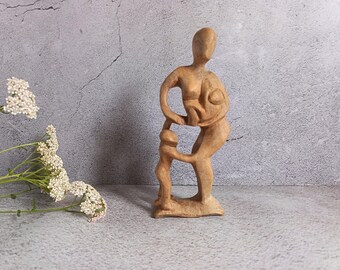 Scultura astratta in legno intagliata a mano raffigurante madre e figli.