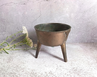 Antico calderone/vaso per camino/vaso in ottone massiccio fuso con treppiede.