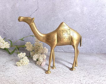 Statuetta vintage di cammello grande in ottone massiccio inciso.