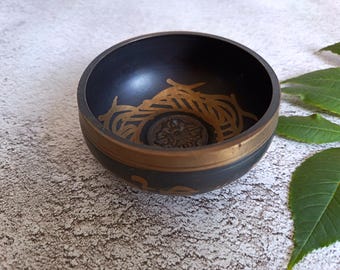 Base de cuenco tibetano de latón grabada con el mantra Om