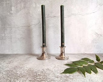 Par de candelabros antiguos estriados chapados en plata.