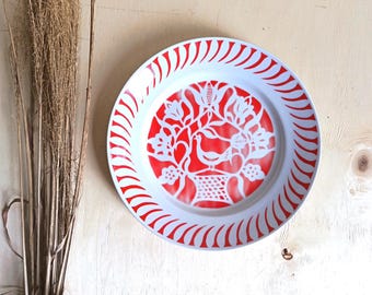 Prato de parede vintage em porcelana húngara Hollohaza | Arte folclórica moderna de meados do século XX em vermelho | Pássaro