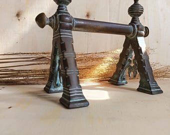 Suporte para utensílios de lareira antigo vitoriano em latão fundido/bronze, para andirinador ou livro.