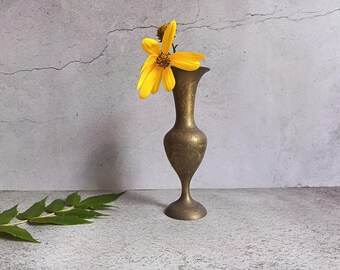 Vaso vintage indiano in ottone inciso a mano per fiori singoli