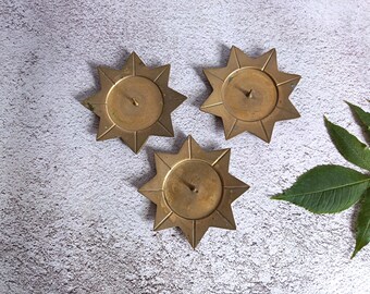 Set di 3 portacandele a colonna vintage in ottone con decorazione a raggiera.