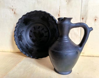 Jarro e prato de parede vintage húngaros de barro preto, cerâmica artesanal de arte popular, cerâmica preta, sem esmalte.