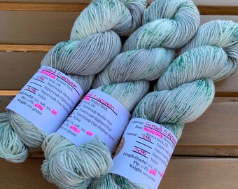 Evergreen fosco - Fio variegado e salpicado tingido à mão - Mistura de lã merino/náilon Superwash - Peso de dedilhado/meia - Peso DK