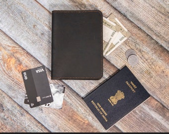 Porta pasaporte vintage de cuero negro personalizado: regalo para viajeros.