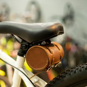 自転車用サドルバッグ、真鍮製バックル付きヴィンテージレザーハンドルバーマウント