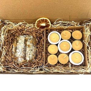 Juego de regalo en forma de panal con miel pura, velas de cera de abejas y candelabros blancos: regalo natural y único