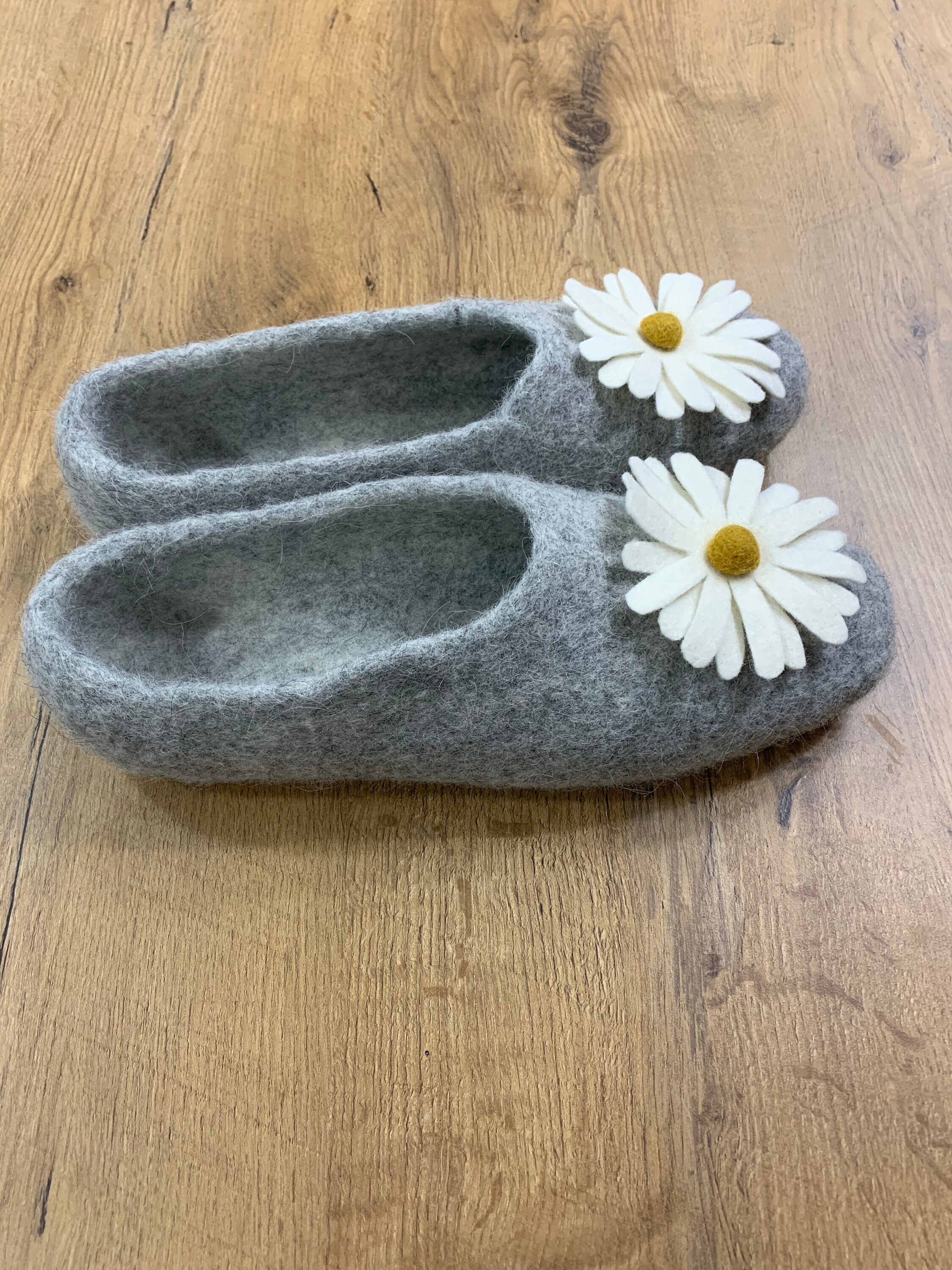 Felted Women's Slippers With Daisy Flower Design in Light Grey Wool