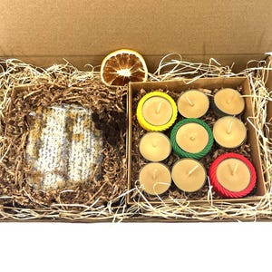 Juego de regalo en forma de panal con miel pura, velas de cera de abejas y candelabros con los colores de la bandera de Lituania: regalo natural y único