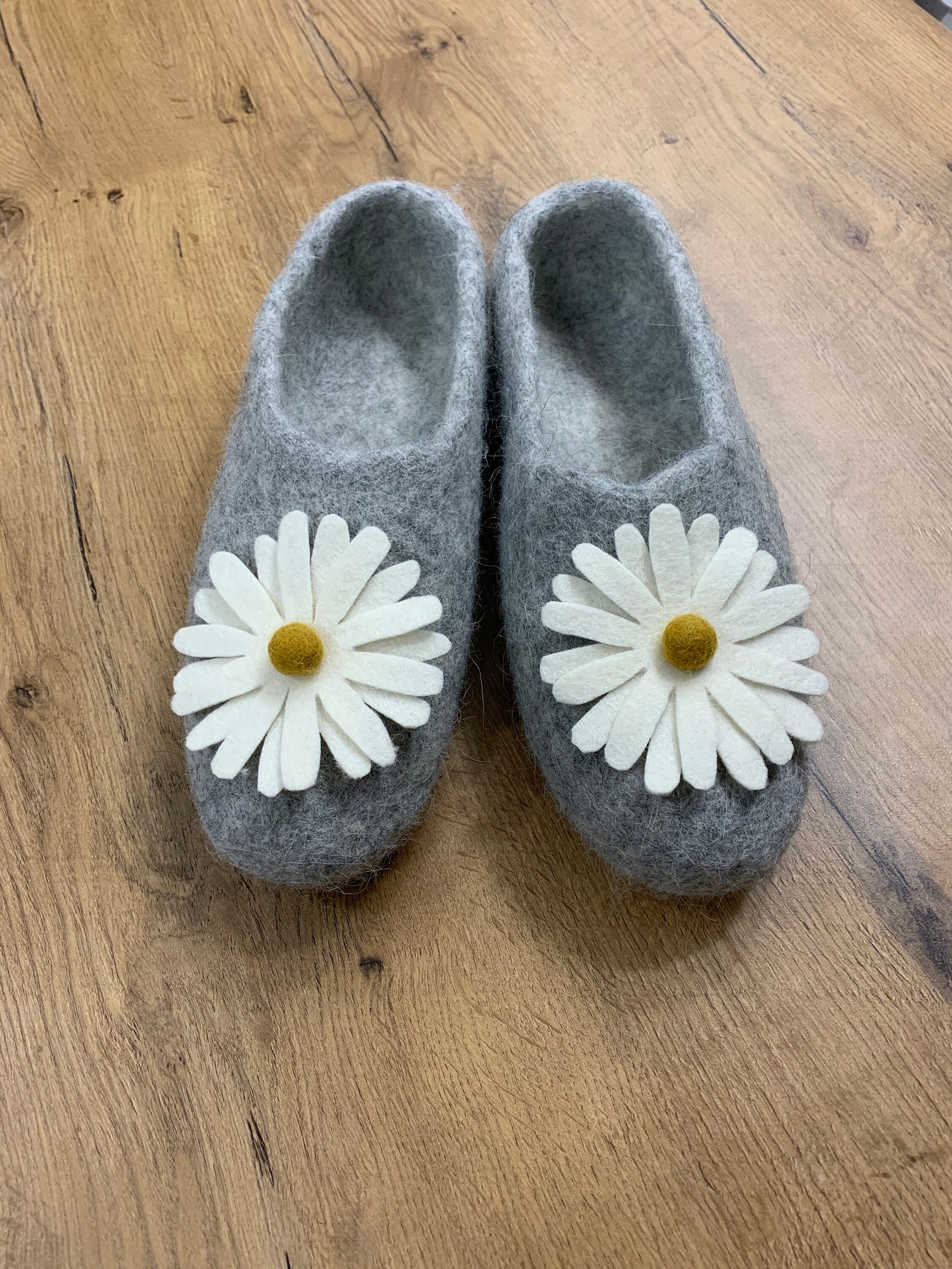 Felted Women's Slippers With Daisy Flower Design in Light Grey Wool