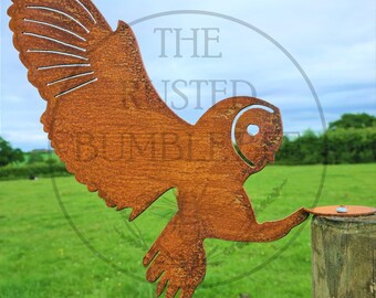 Rusted Metal Owl Sculpture: Garden Fence Topper