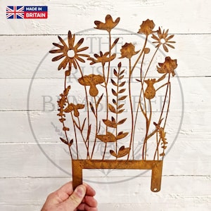 Maceta pequeña de metal con diseño de flores silvestres, adorno rústico para jardín o ventana.